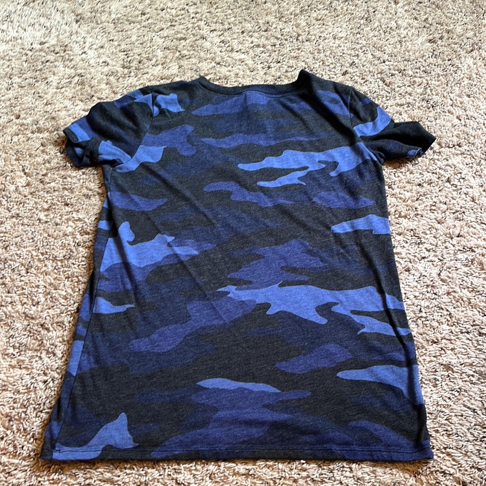 Pink blue camo V-neck T-shirt size extra small - Picture 3 of 3